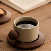 Taza de cerámica con diseño minimalista