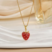 Collar con dije de fresa