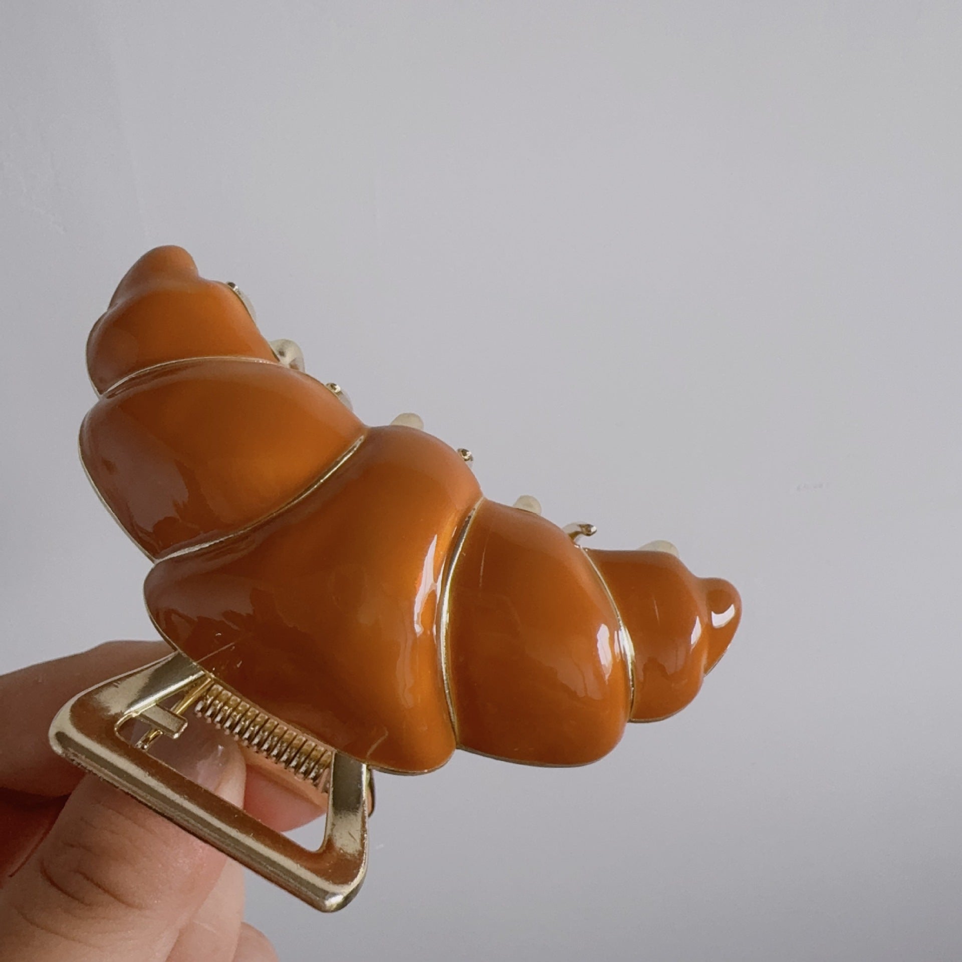 Gancho para cabello en forma de croissant