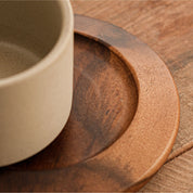 Taza de cerámica con diseño minimalista