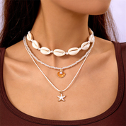 Collar triple con conchas y dijes