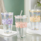 Vaso de vidrio con letras en relieve