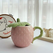 Taza con diseño de fresa con tapa