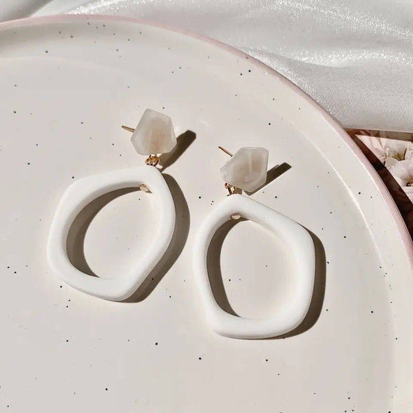 Aretes minimalistas blancos