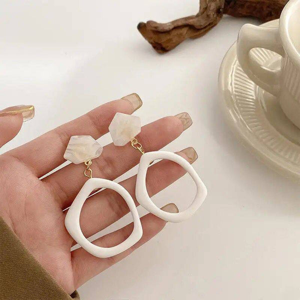 Aretes minimalistas blancos