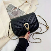 Bolso acolchado negro con cadena dorada - Dressygt