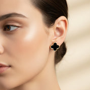 Docena de aretes con diseño de X