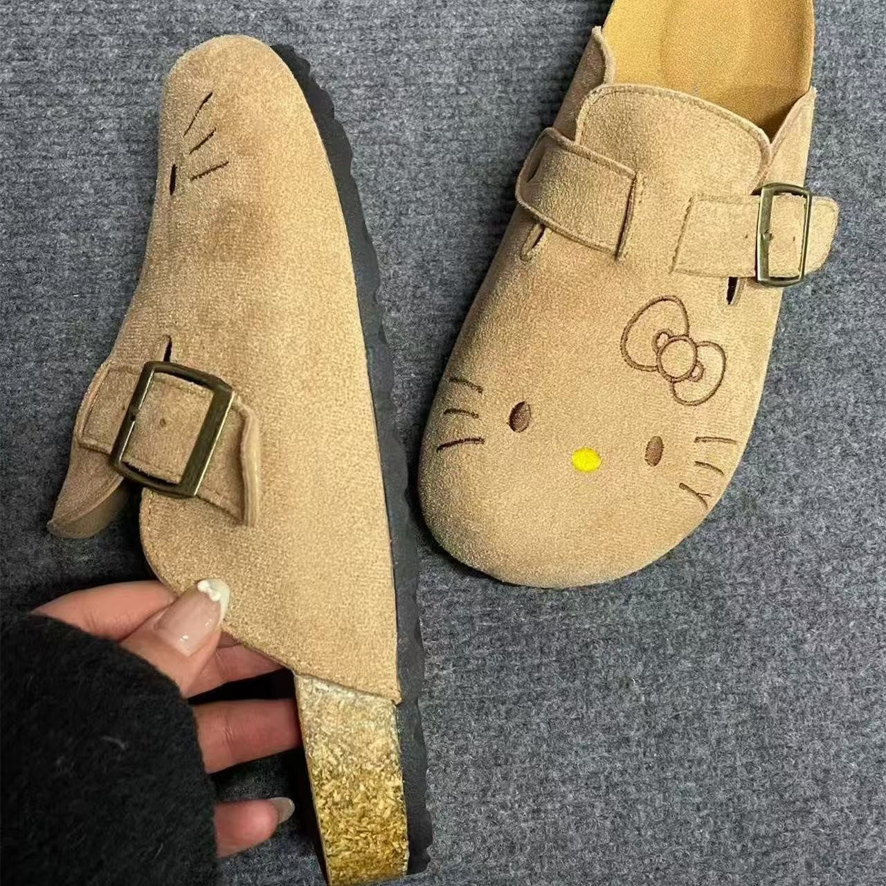 Zuecos con diseño de Hello Kitty