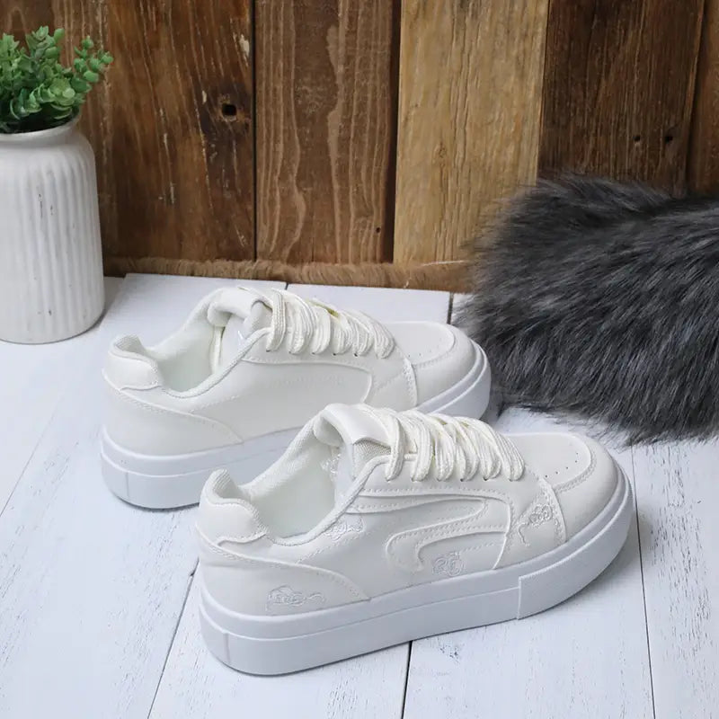 Tenis con bordado de Hello Kitty