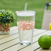 Vaso de vidrio con letras en relieve