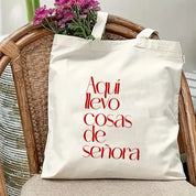 Totebag con frase "Aquí llevo cosas de señora"