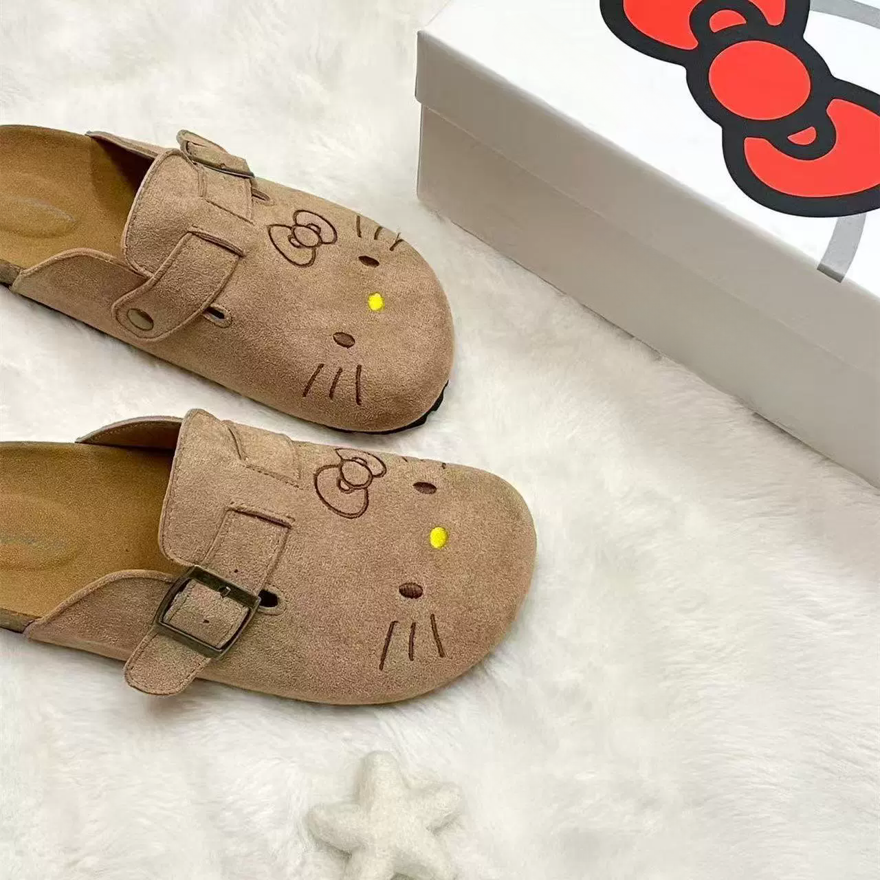 Zuecos con diseño de Hello Kitty