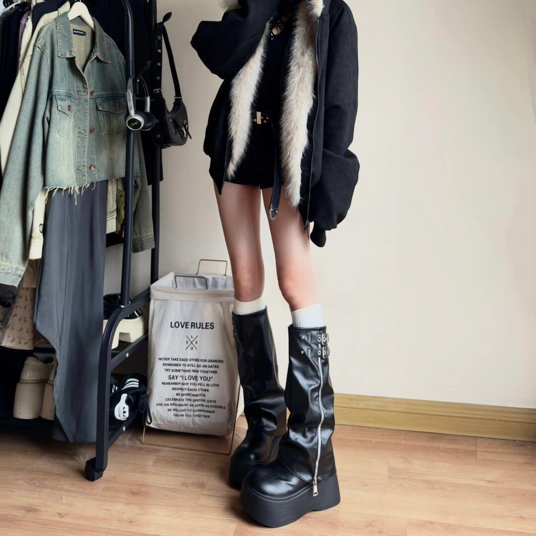 Botas altas con plataforma y hebillas