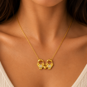 Collar con dije de niños dorado - Dressygt