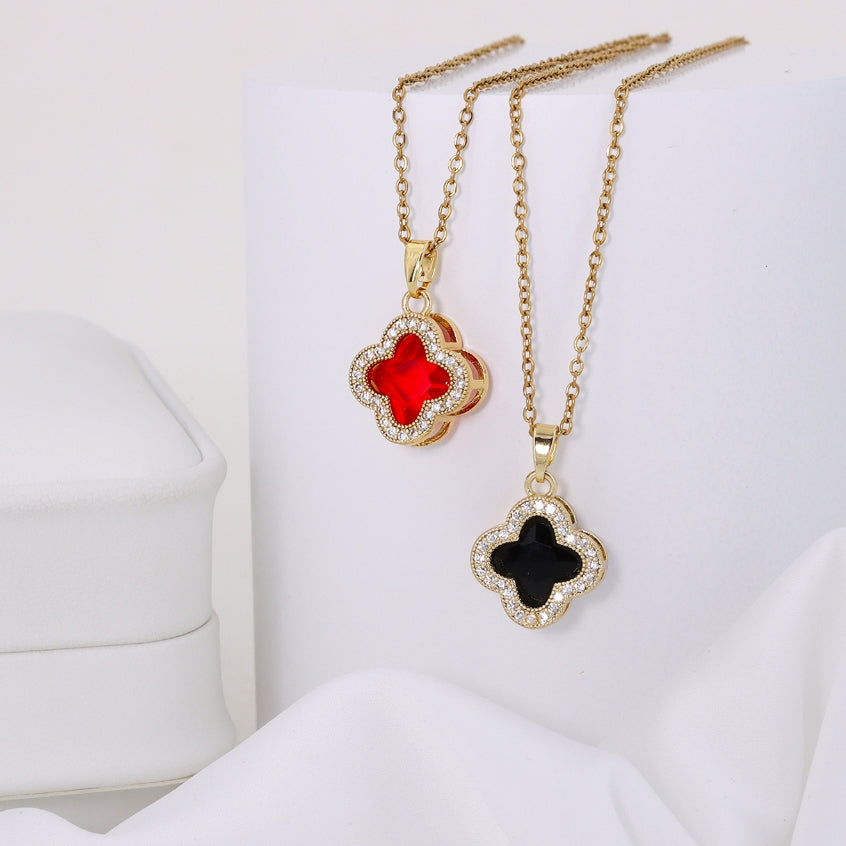 Collar dorado con dije de trébol